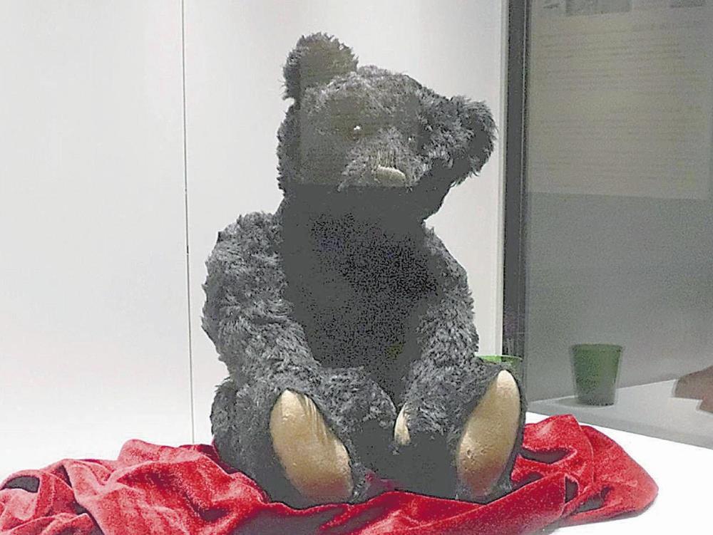 タイタニック悼んで作られたテディベア「オセロ」、西日本初公開