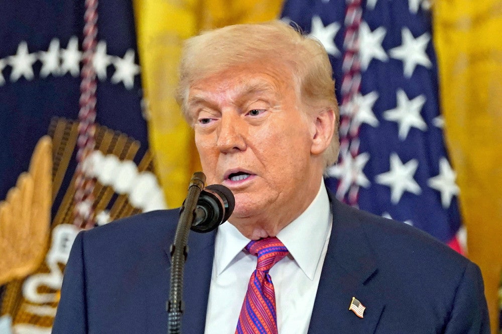 トランプ氏、死亡の実業家に「下品な手紙送った」指摘したWSJ記者ら