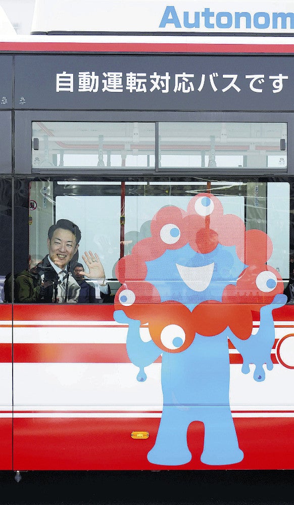 大阪万博:大阪市長、万博会場に向かう自動運転バスに試乗「未来の交通