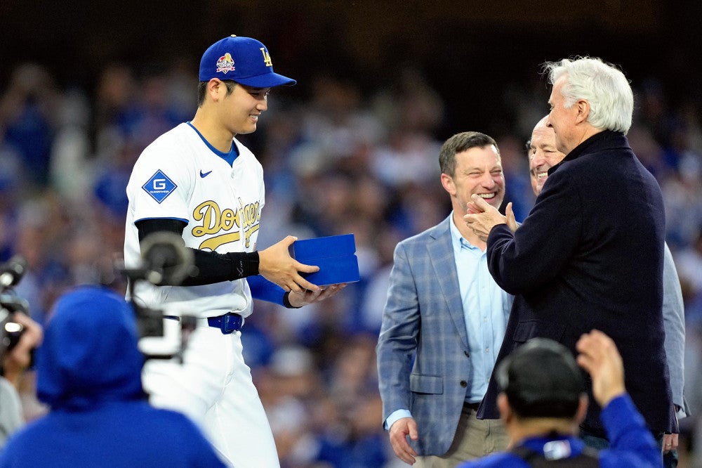 大谷翔平らドジャースにチャンピオンリング贈呈…「LA」の文字の周り