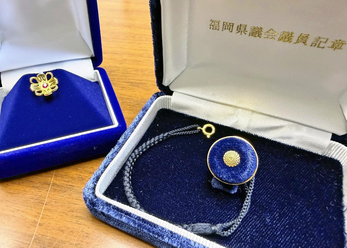 福岡:「18金」県議バッジを「金メッキ」に変更…20金の略章も廃止で