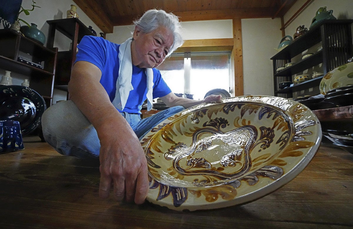 壺屋焼(登り窯＝島袋常秀氏)の特色と歴史(写真付き)、読売新聞