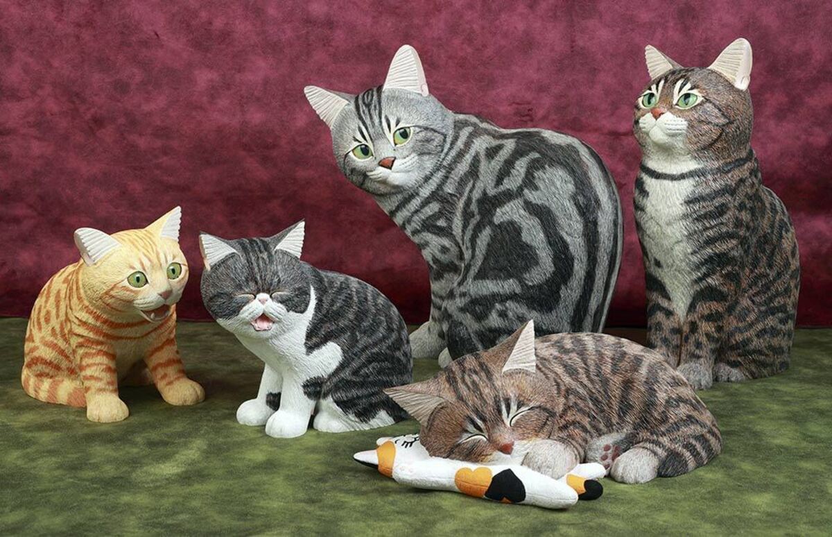 猫の木彫り「キャットカービング」愛らしいしぐさを精緻に : 読売新聞
