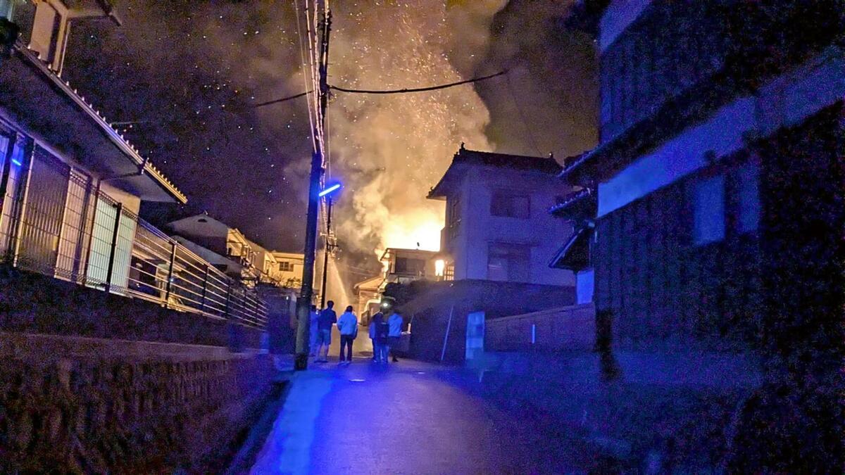 口をふさがないと喉が痛くなるほど煙が充満」島根で住宅が全焼、2人