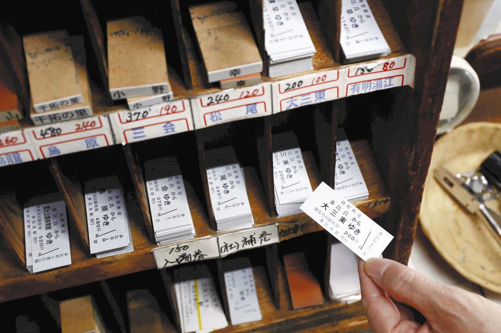 駅舎に響く懐かしい音、改札鋏で切り込み入れる「硬券」今も活躍…島原