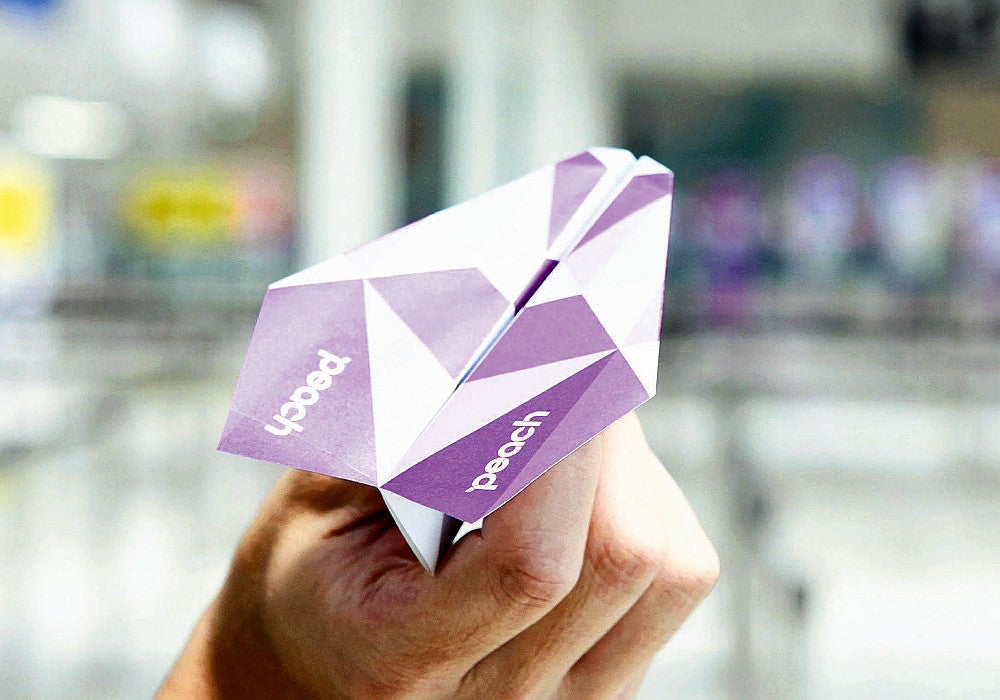 現役パイロット考案の「紙飛行機」が人気、航空力学に基づく本格派