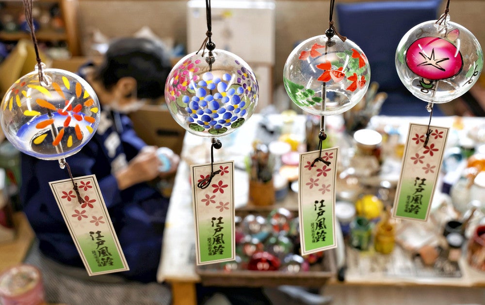 夏はもうすぐそこに…柔らかく澄んだ音色の「江戸風鈴」出荷がピーク