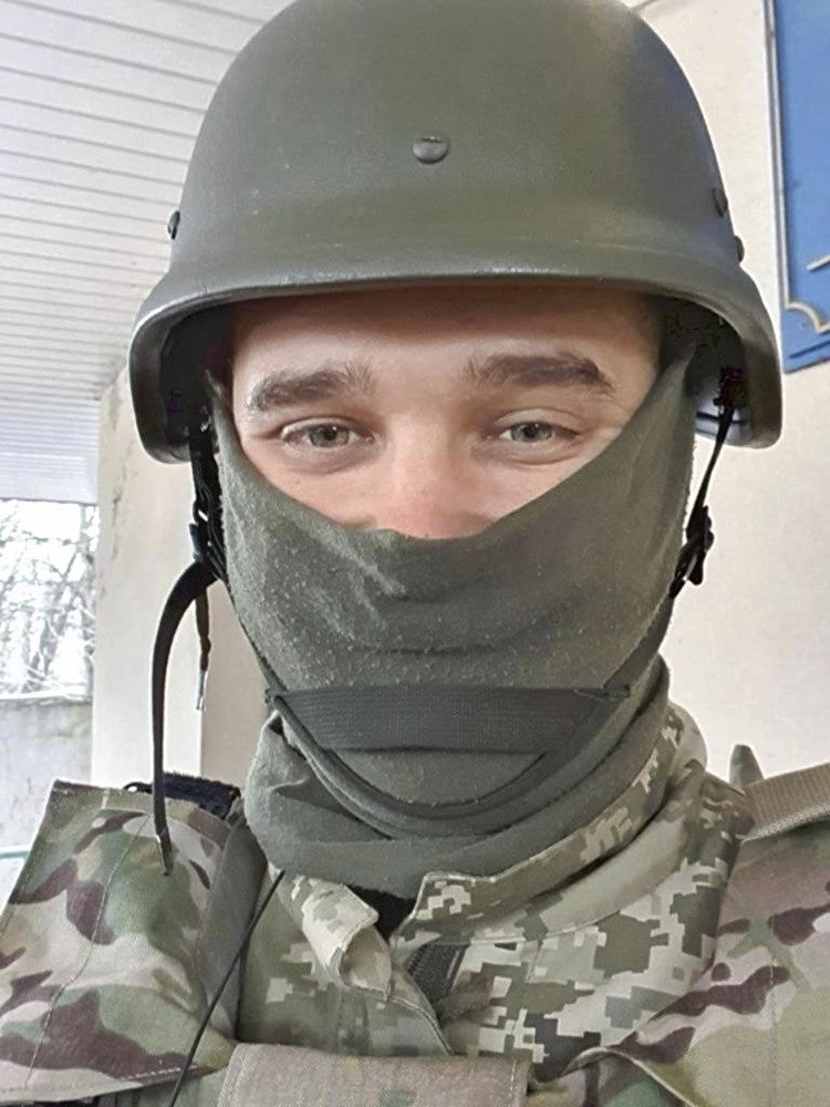 自衛隊ヘルメット「88式鉄帽」、戦闘の最前線で使用…ウクライナ兵