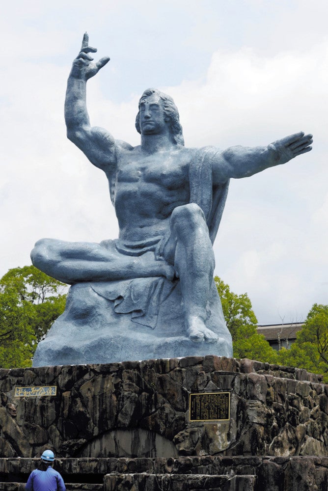 平和祈念像原点の1枚…爆心地で撮った彫刻家・北村西望らの集合写真