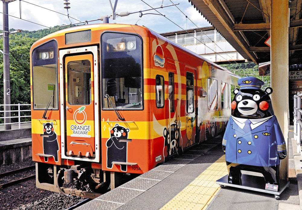 熊本・鹿児島を結ぶ肥薩おれんじ鉄道には「くまモン駅長」がいます