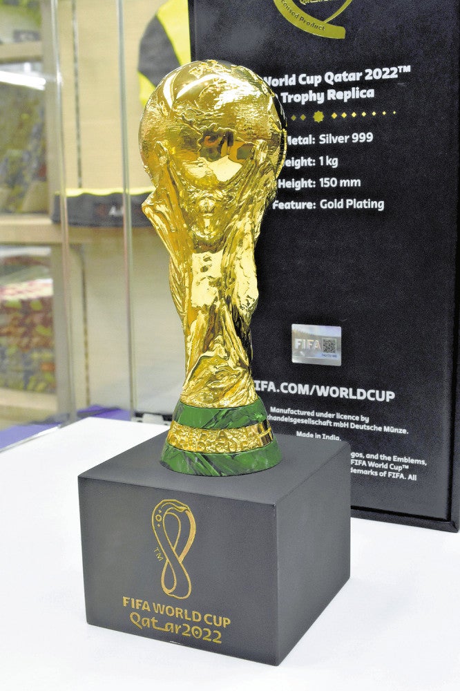 輝けるW杯トロフィー、FIFA公認レプリカの販売開始…大サイズが