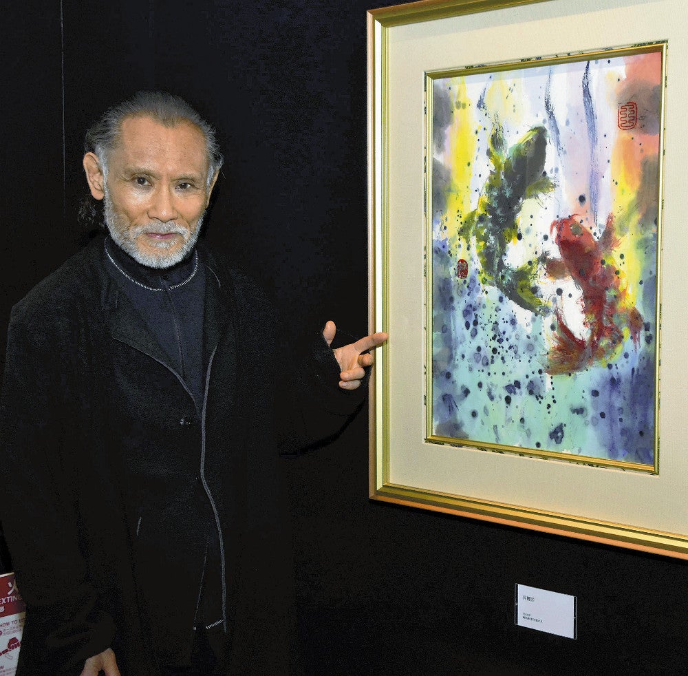 片岡鶴太郎さん、開催中の作品展でサイン会…「ほっとできるような空間