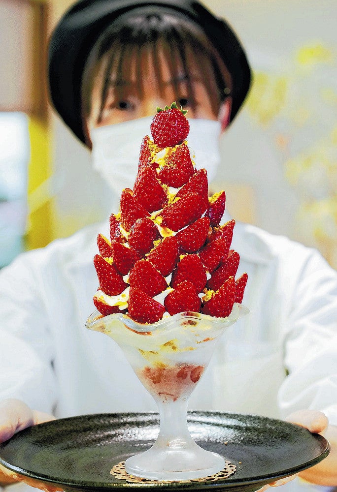 高さ30センチ、特大イチゴパフェが人気…1分で予約埋まることも