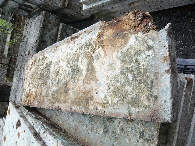 大谷石限定特価品。表面3級 約60x300前後x910～950前後mm角欠け