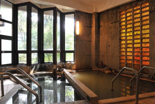 増富ラジウム温泉 不老閣 ― 日本有数のラジウム泉が湧く増富温泉郷の