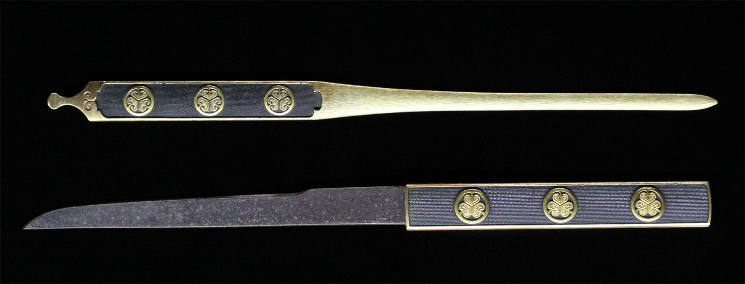 大小拵 黒蝋色塗葵紋散金蒔絵鞘大小拵 <span style=