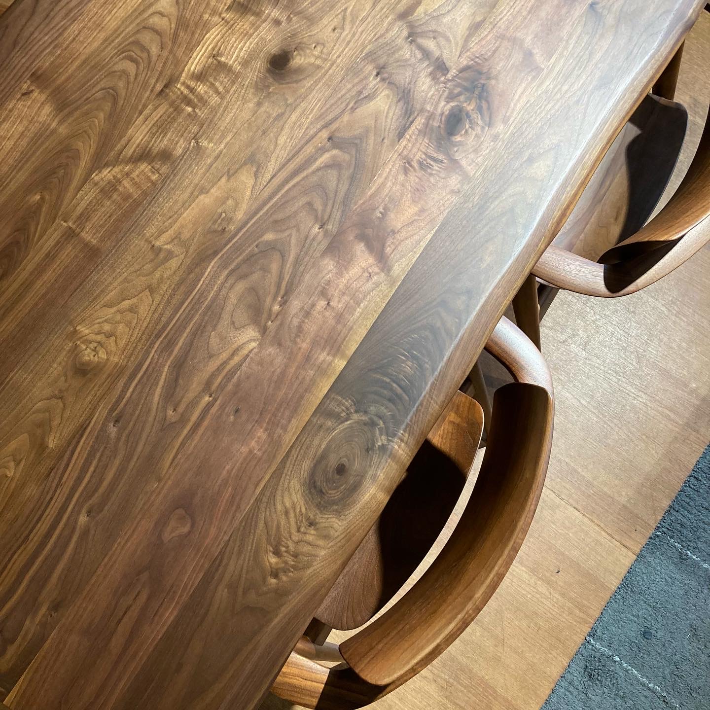 HIDAチェアと第一産業・ダイニングテーブルの組み合わせのご紹介