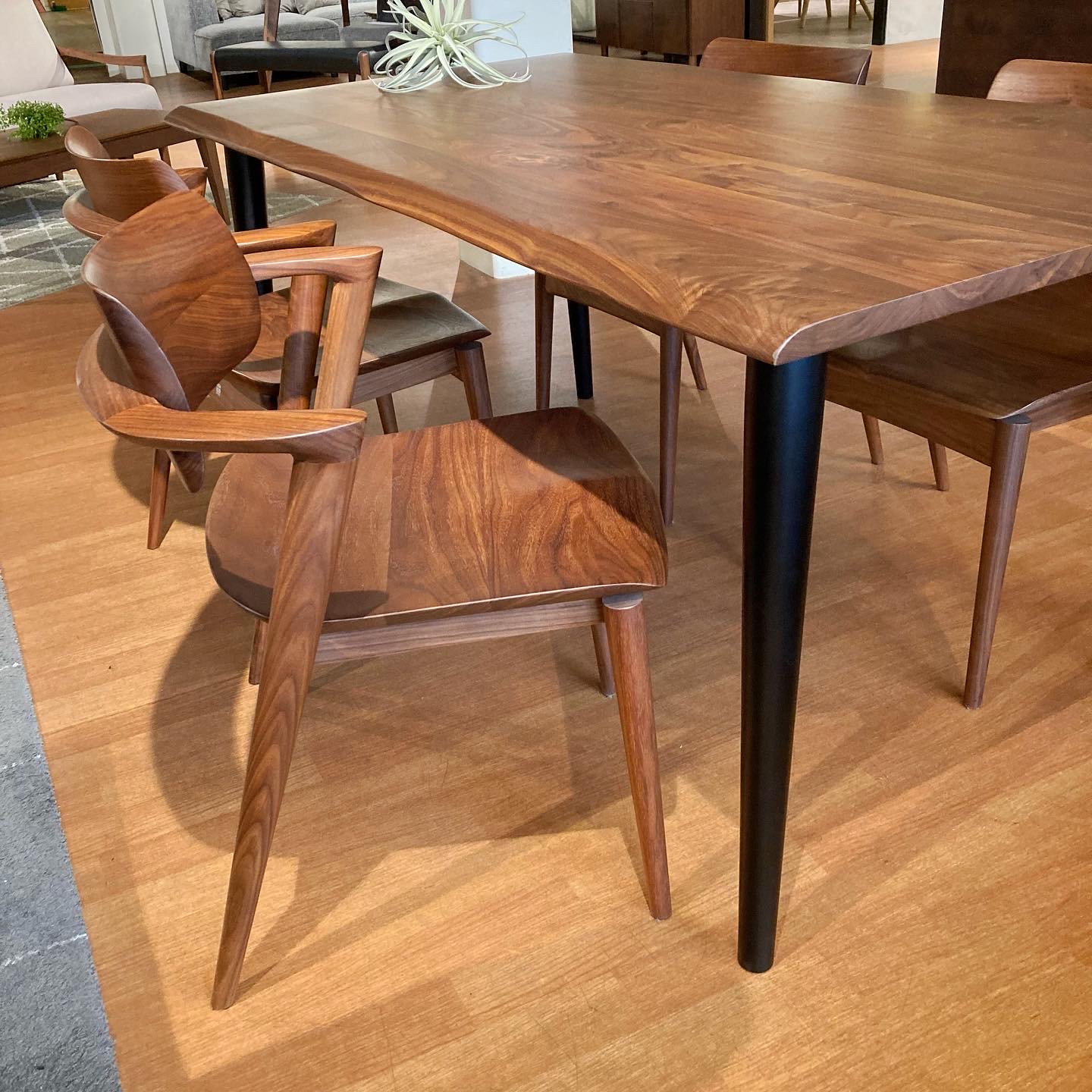 HIDAチェアと第一産業・ダイニングテーブルの組み合わせのご紹介