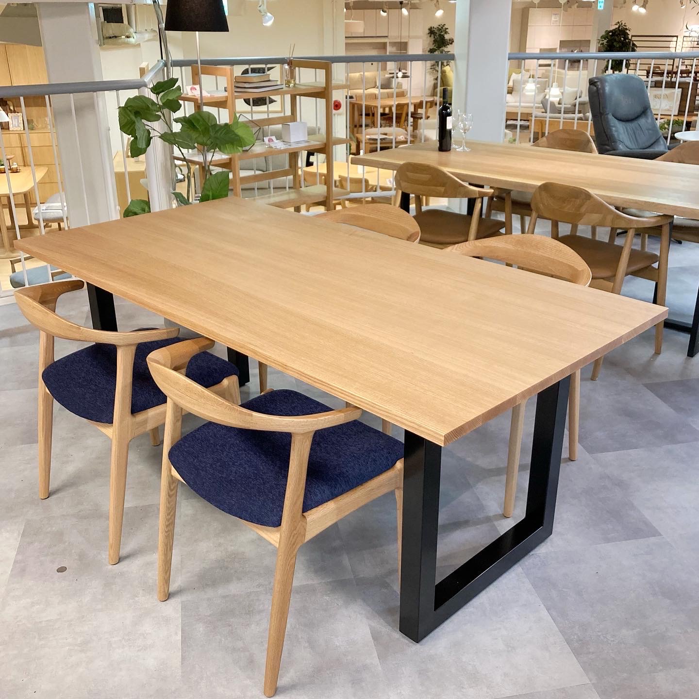 マスターウォール・ダイニングテーブルとシキファニチア・チェアの