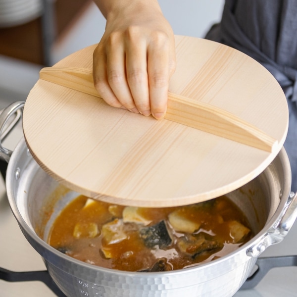 アルミ打ち出し鍋 24cm 木蓋付き｜鍋・フライヤー・ケトル｜料理家