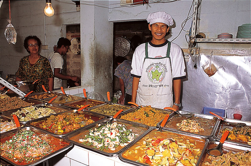 惣菜屋台 入門指さしOK。鍋をパカパカして選ぼう[タイ] | YUBISASHI 旅