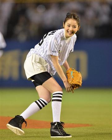 佐々木希、フニャンと始球式「不思議な場所に来た感覚」 - ZAKZAK