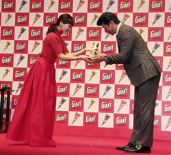 綾瀬はるか、番長のリーゼントに興味津々「目線がヘアに…毎朝やられる