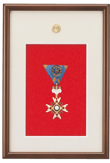 勲章・褒章飾額 V-6 (菊紋入り)｜東京叙勲-叙勲・褒章の菊紋入り記念品販売