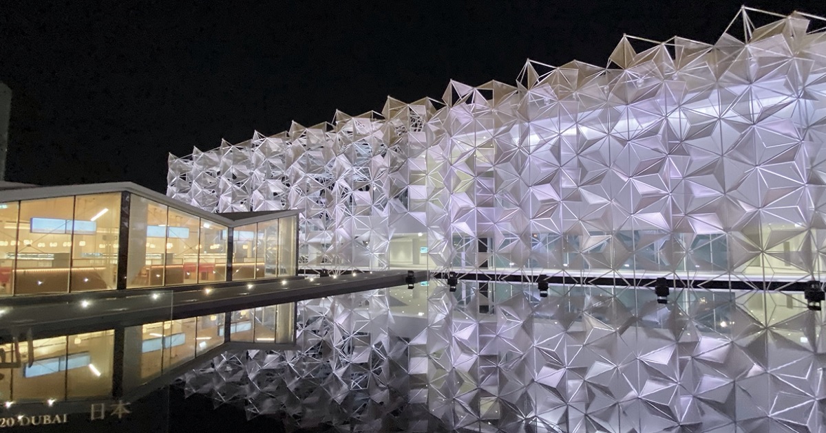 ドバイ万博がついに開幕、砂漠の会場で異彩を放つ膜ファサードの日本館
