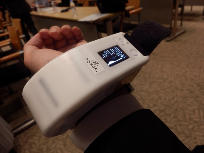 1拍ごとの血圧を手首だけで測定、オムロン ヘルスケア | 日経クロス