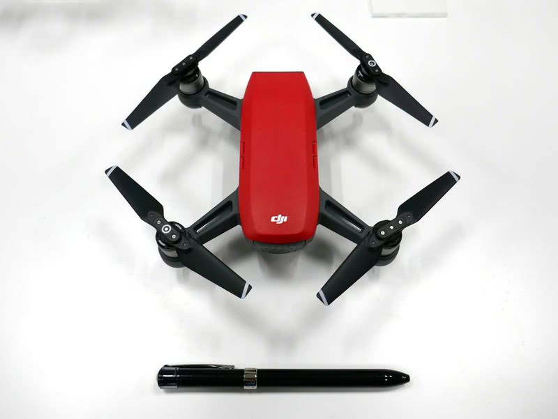 DJI、ジェスチャーで操作できる小型ドローン「Spark」を発売 | 日経