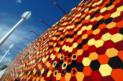 愛知万博スペイン館の外壁ブロックが横浜市へ | 日経クロステック（xTECH）