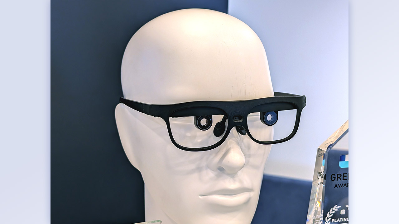 老眼にも効く！ ピントが自動で合う眼鏡、ヴィクシオン「ViXion01S