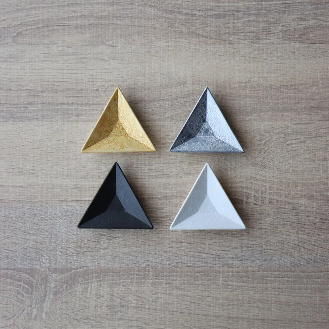 独特の泡模様の表情を持つスタイリッシュな豆皿有田焼 泡化粧 三角豆小皿