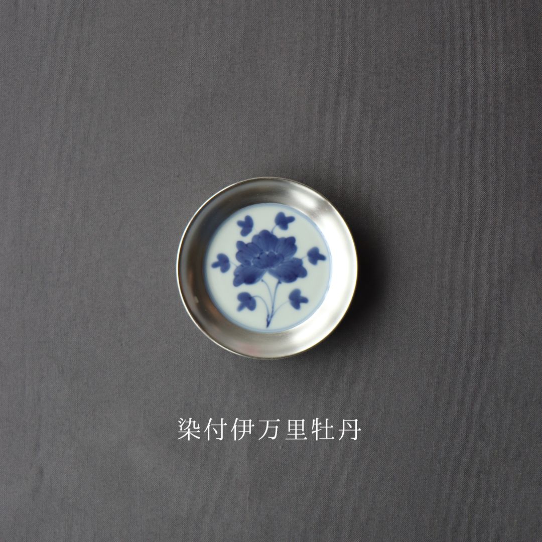 シックでモダンな銀彩染付小皿 | 有田焼 銀彩染付3.3寸段入小皿