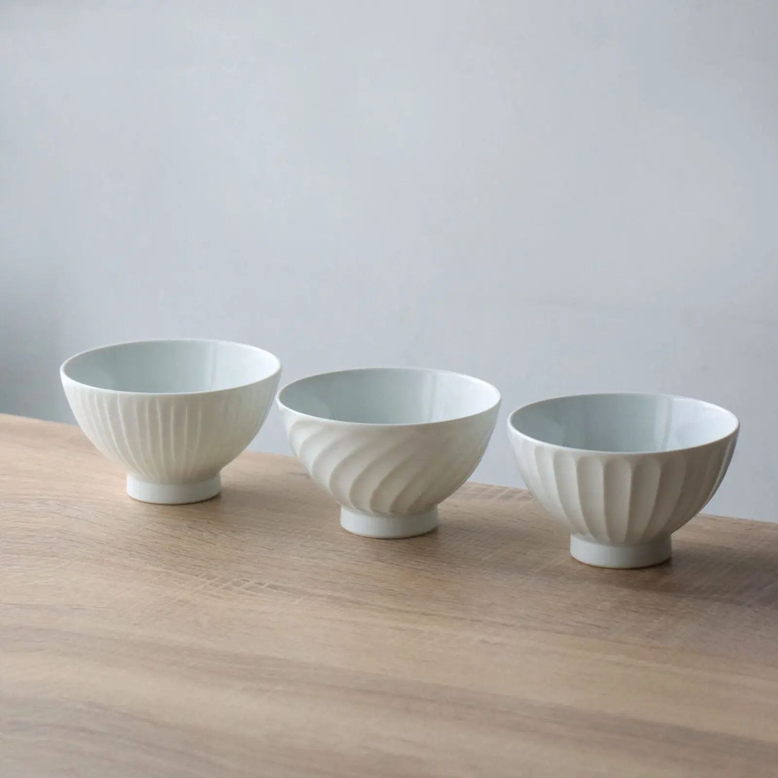 シンプルでお洒落な白磁のお茶碗 | 波佐見焼 白磁 手彫り 茶碗 うねり