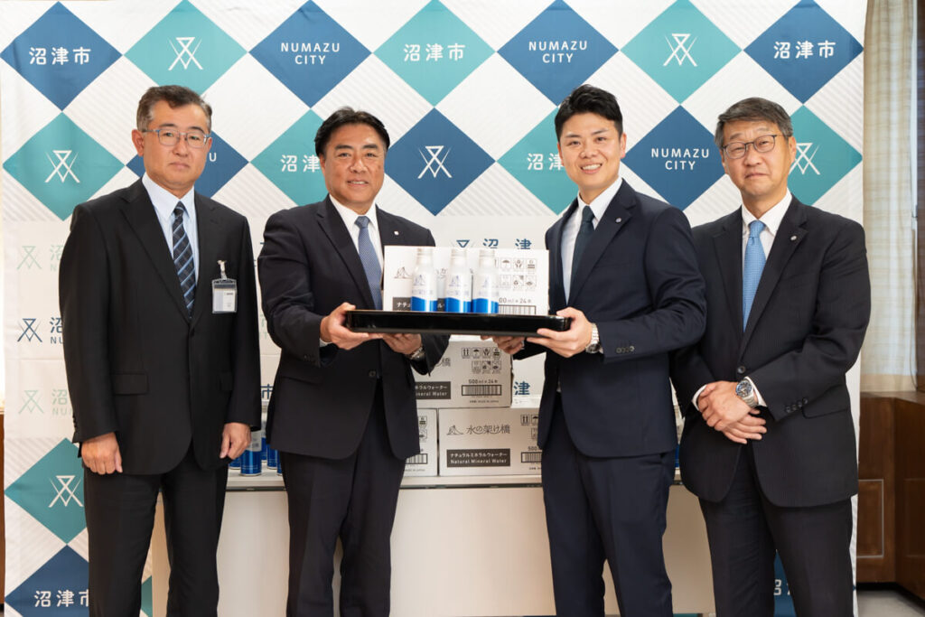 非常用備蓄用飲料水の寄贈式に参加、沼津市長に夢実現プロジェクトを