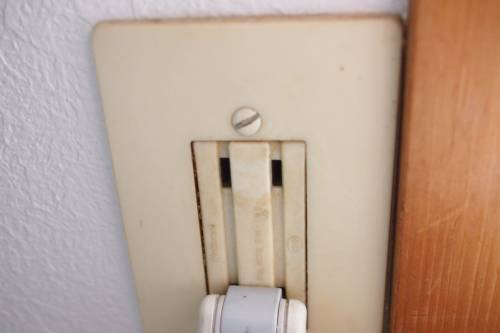 歯科技工】モデルトリーマー Y-230を設置する。散水用ホースで接続しま