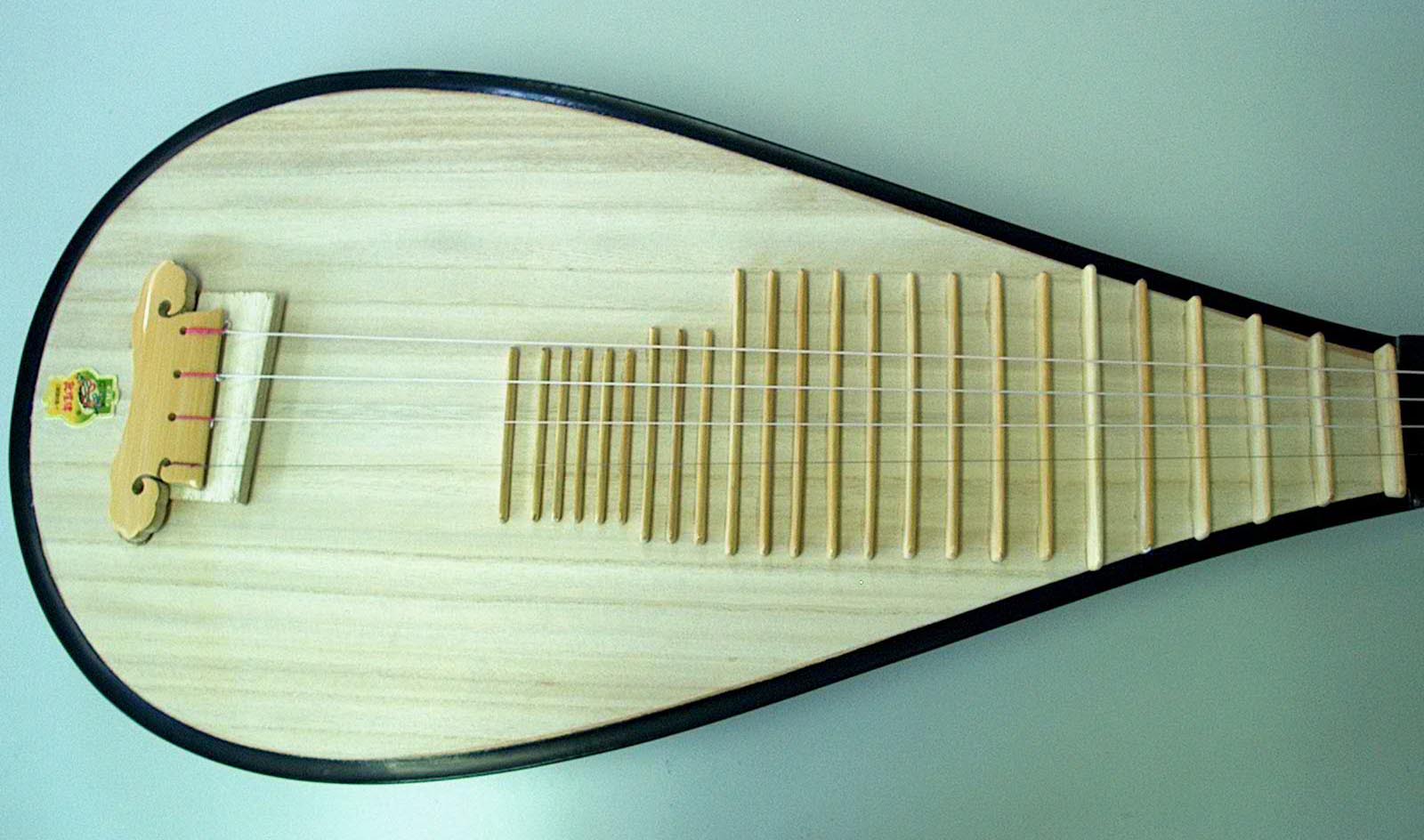 中国民族楽器、琵琶、揚琴、古箏、笛、十二楽坊の楽器が全て揃う