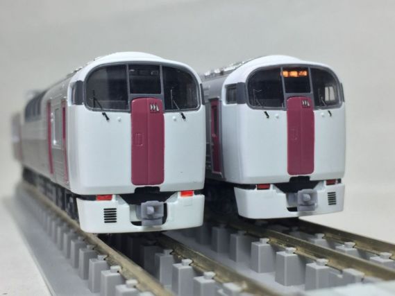 215系 1次形「湘南ライナー」が入線いたしました。 マイクロエース