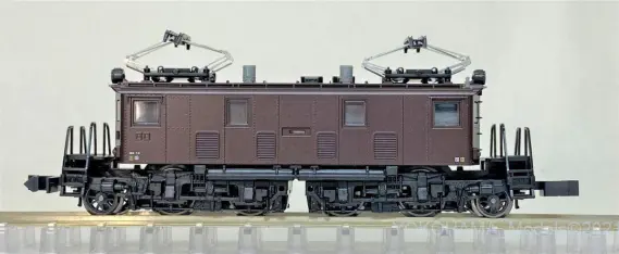 ED19 省形ヨロイ戸（4号機）伊那松島機関区所属機が入線です。KATO