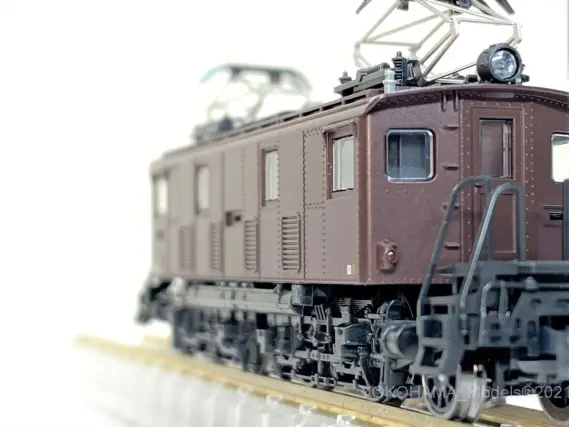 ED19 省形ヨロイ戸（4号機）伊那松島機関区所属機が入線です。KATO