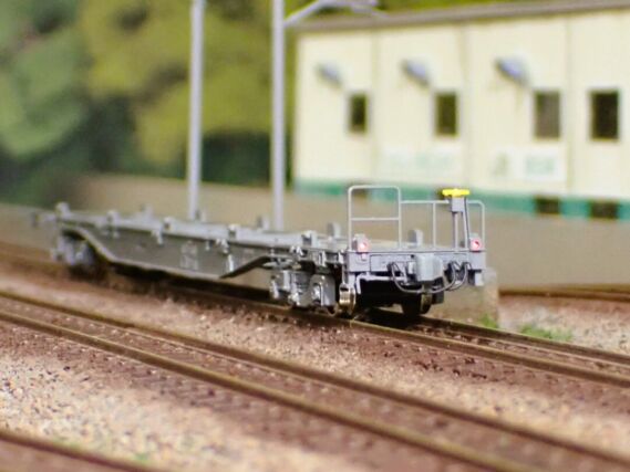 コキ107-1141（JRFマークなし テールライト付・コンテナ無積載）の入線