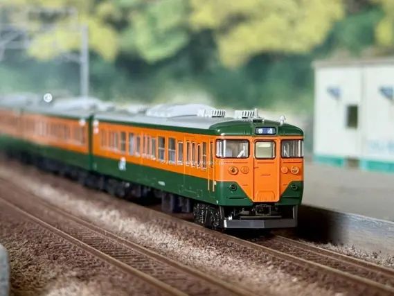 113系 2000番台 湘南色(JR仕様)が入線しました。KATO 10-1954/10-1955