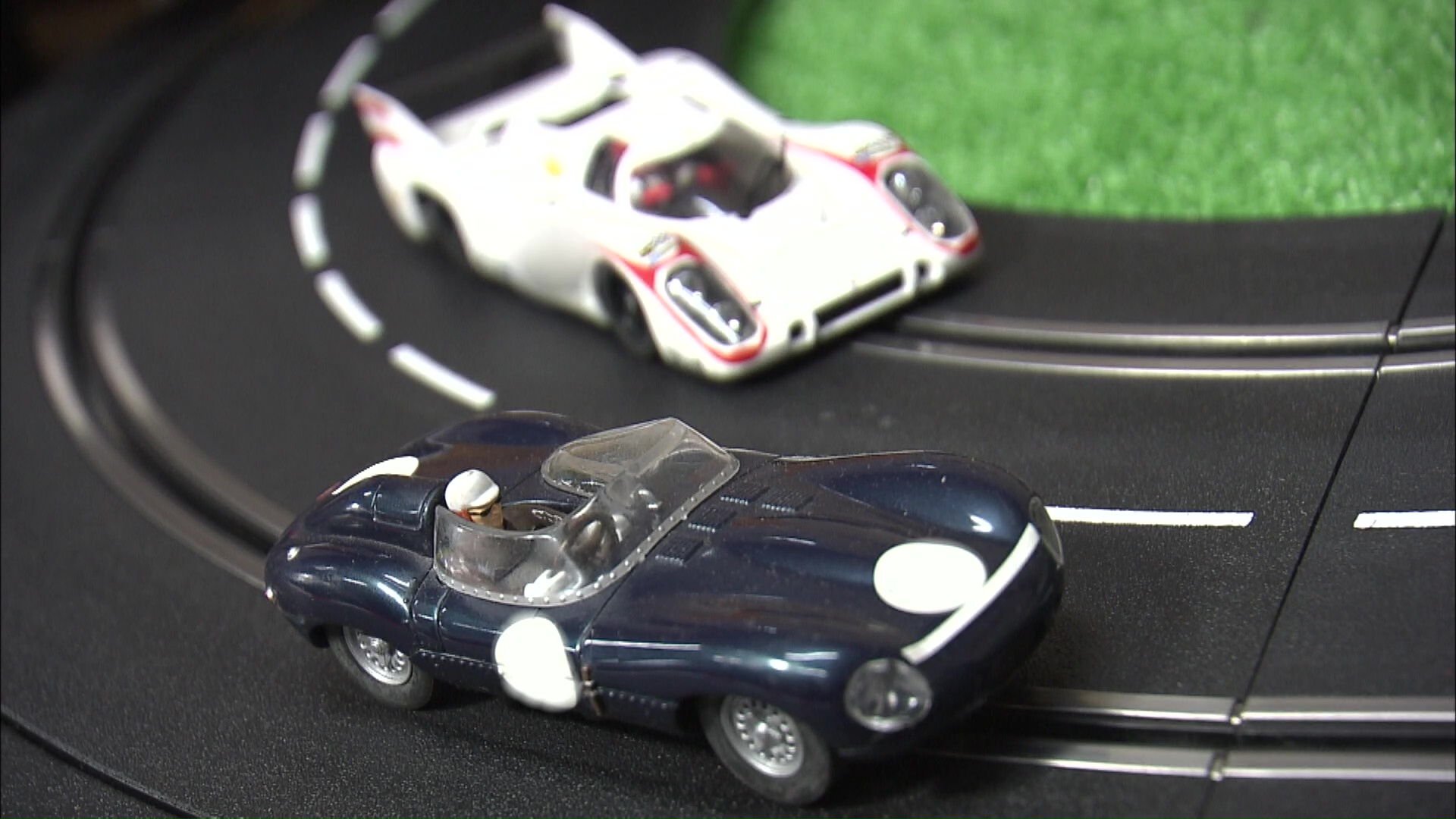 スロットカーとは？ 1960年代に大流行した電気仕掛けのミニカーの魅力