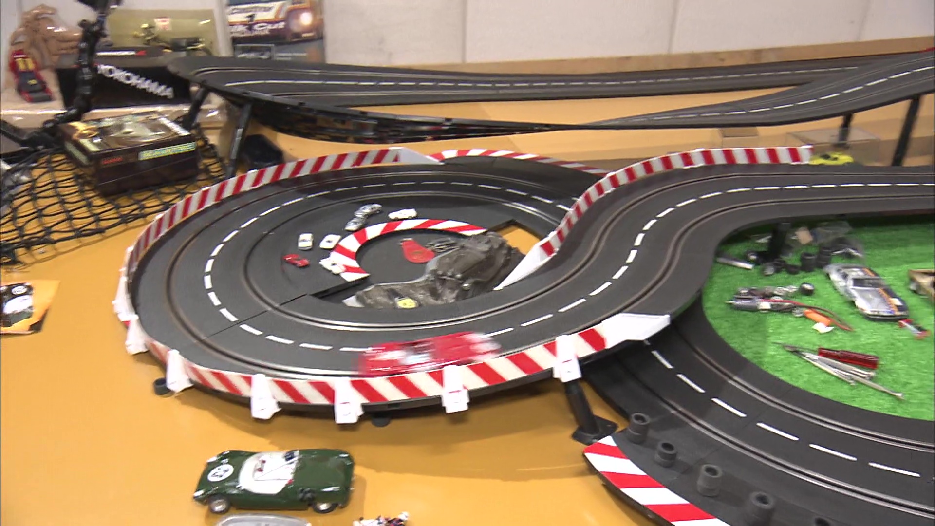 スロットカーとは？ 1960年代に大流行した電気仕掛けのミニカーの魅力