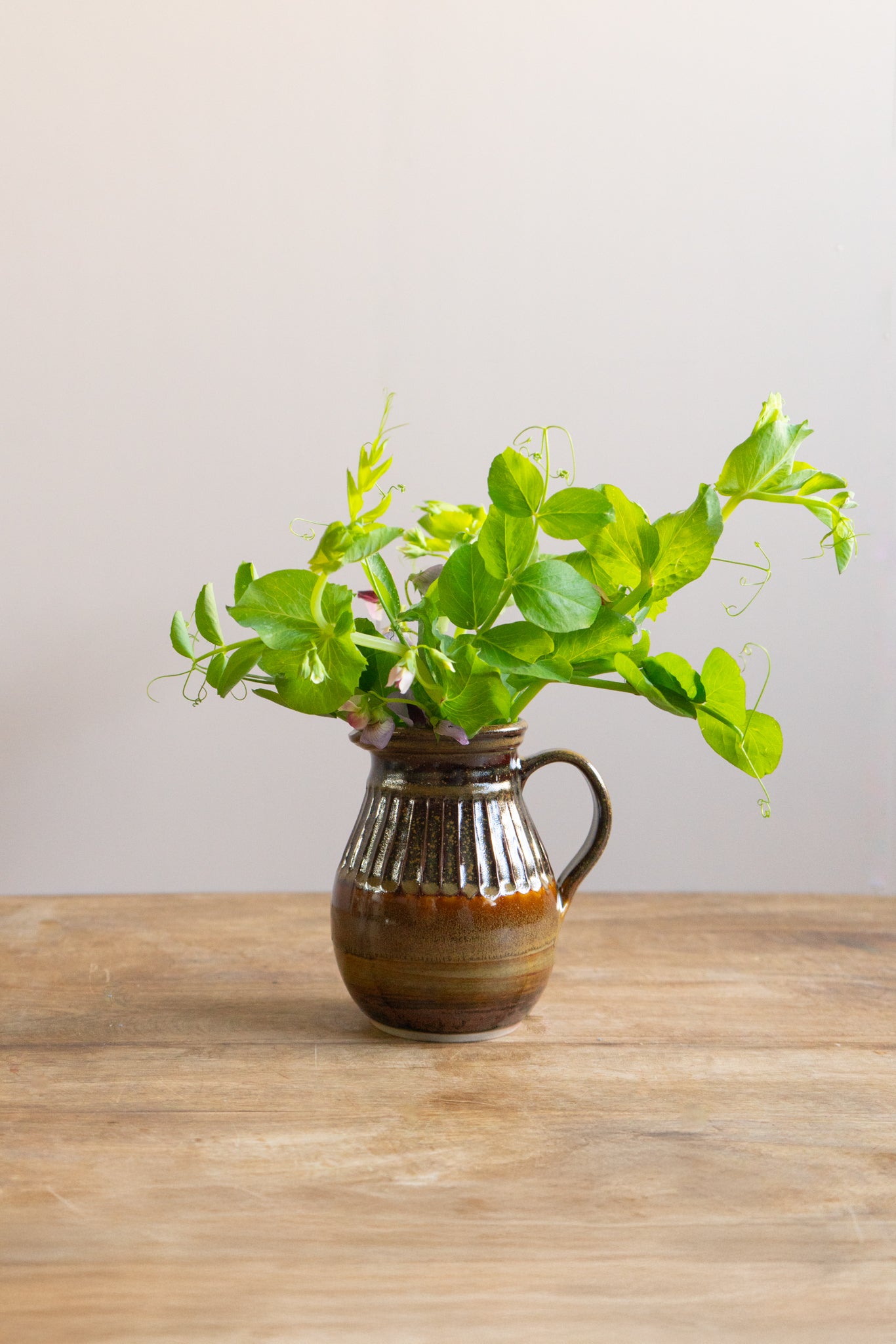 フラワーベース】群言堂 しのぎピッチャー｜嶋田窯 – &YOUKAEN (アンド