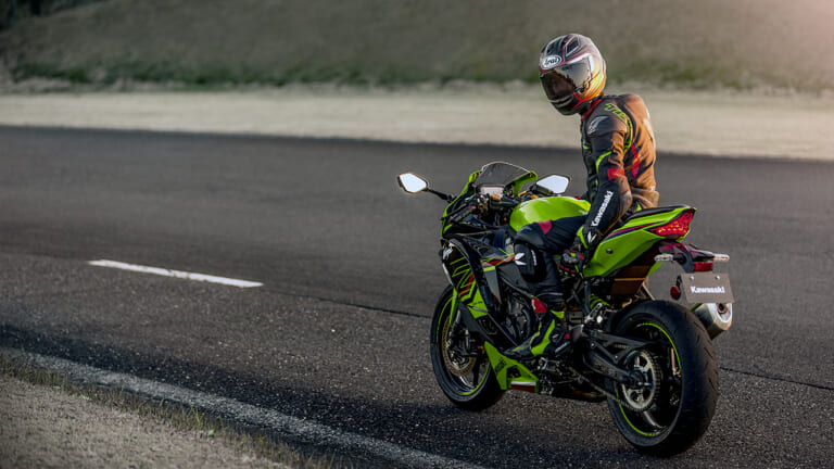 史上最強ヨンヒャク!!! カワサキNinja ZX-4R スタイリング解説〈車体は