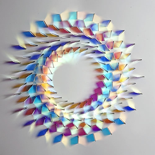 虹の美しさを閉じ込めちゃった!? キラキラ輝くガラスのアートが幻想的