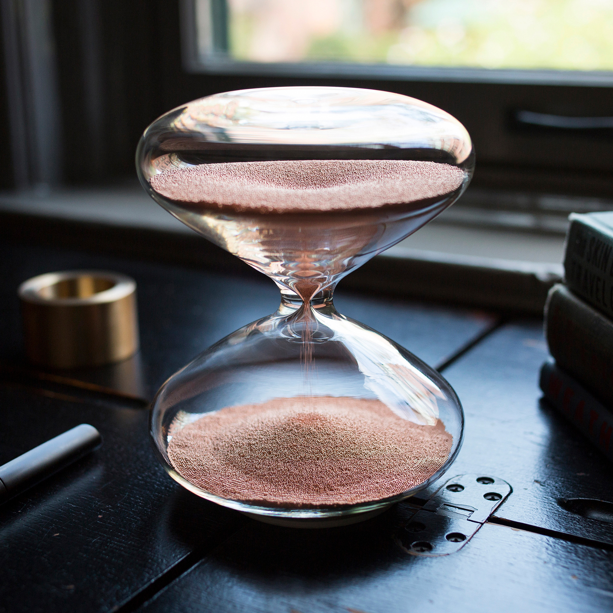 Apple」のデザイナーが手がけた砂時計がラグジュアリーすぎる / お値段